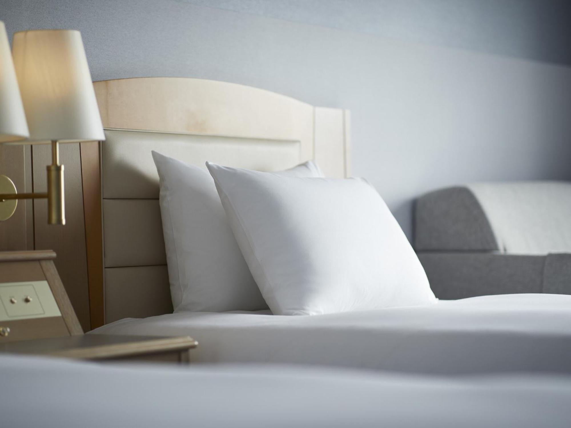Ana Crowne Plaza Chitose By Ihg Hotel Exterior foto A bed with pillows