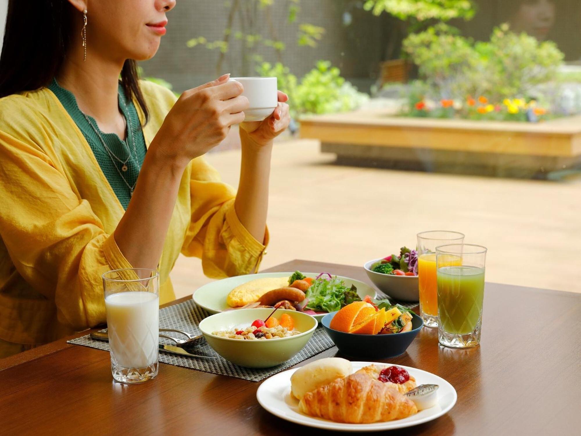 Ana Crowne Plaza Chitose By Ihg Hotel Exterior foto A woman drinking tea with breakfast